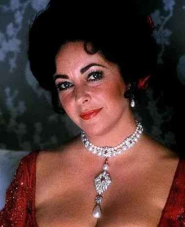 La Peregrina on Elizabeth Taylor